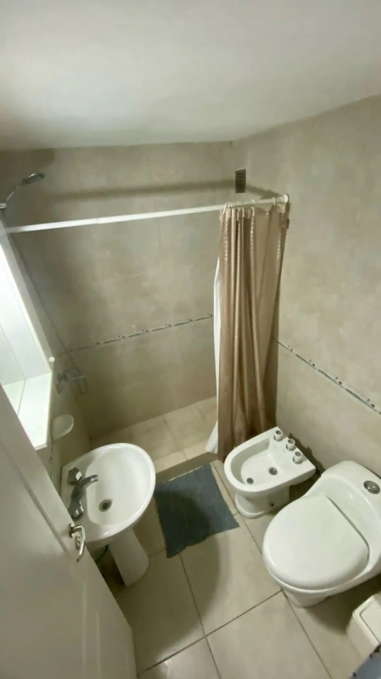 venta de excelente  departamento de dos ambientes en plena zona del shopping Aldrey 